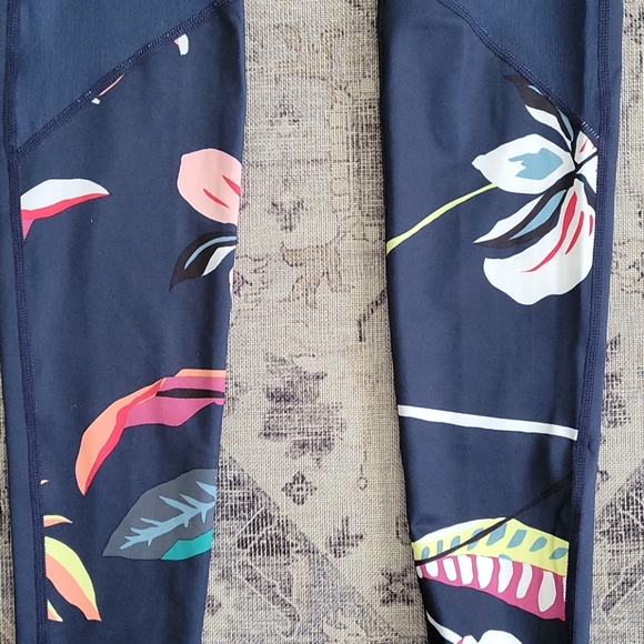 NWOT- 3 Flower Power 3 Pack leggings - Picture 4 of 14